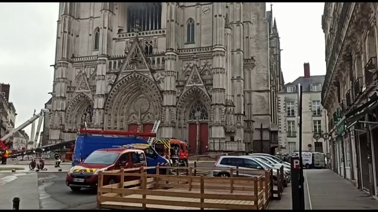 Kathedrale von Nantes steht in Flammen