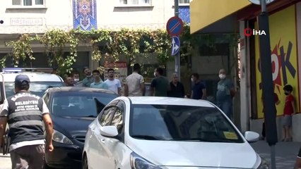 Bağcılar’da 2 polisin silahla yaralanmasına ilişkin 3 kişi gözaltına alınırken polisin saldırıya ilişkin çevrede geniş çaplı araması sürüyor.