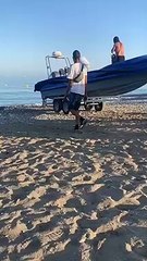 Regis met a l'eau son embarcation