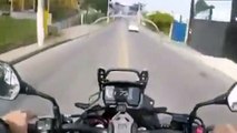 Au brésil, un motard échappe à deux voleurs