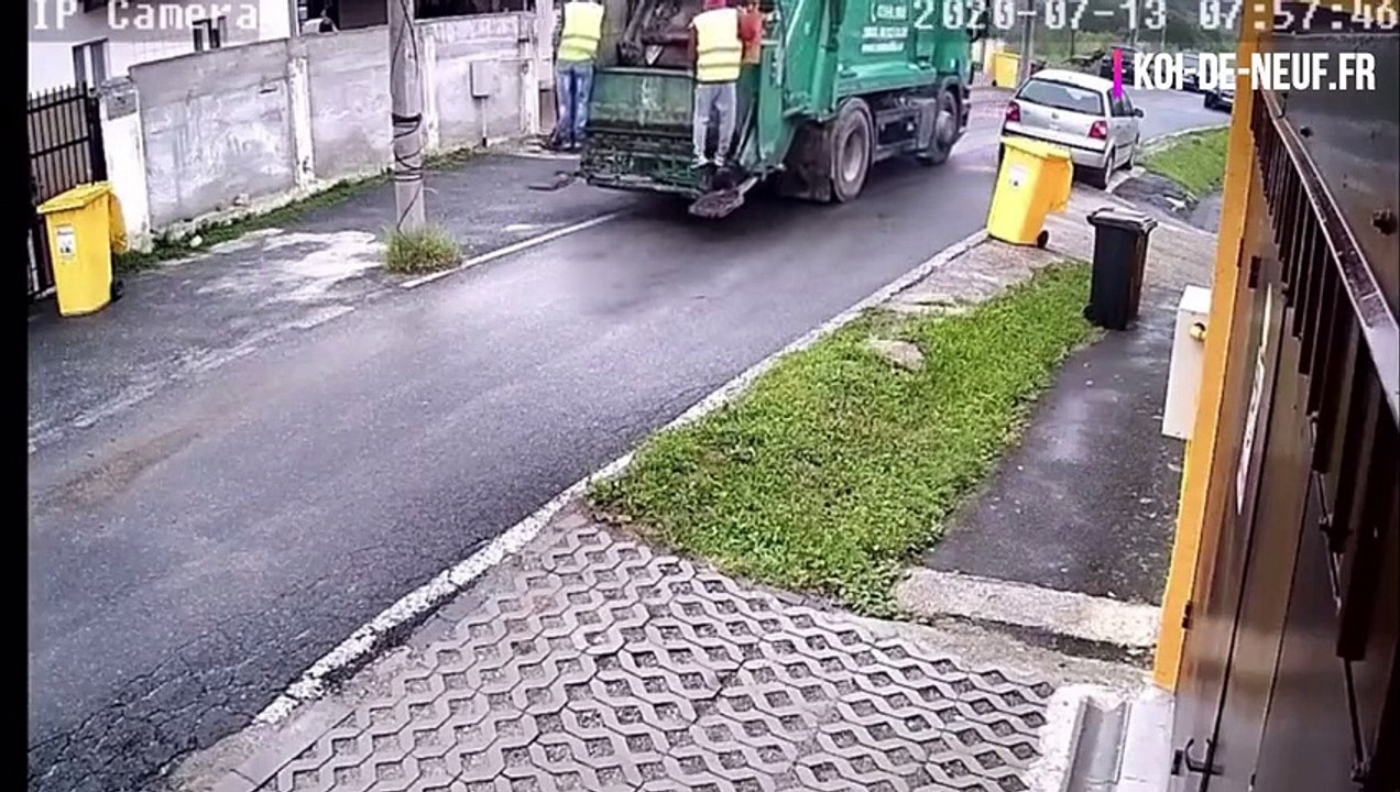 Un éboueur se coince avec un poteau