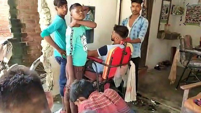 बिना मास्क लगाए सैलून की दुकान में बाल काट रहे हैं नाई