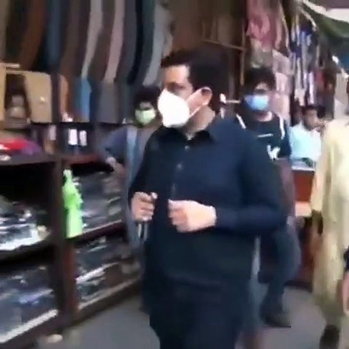 कोरोना काल में मास्क न पहनने पर युवक को पड़े चाटे, लोगों ने कहा- इससे सीख लो सबक