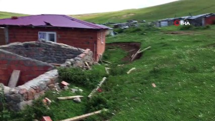 Yaylada çıkan şiddetli rüzgar çatıları uçurdu