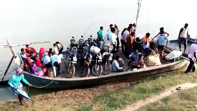 नाव की यात्रा में सोशल डिस्टेंसिंग की उड़ाई जा रही धज्जियां