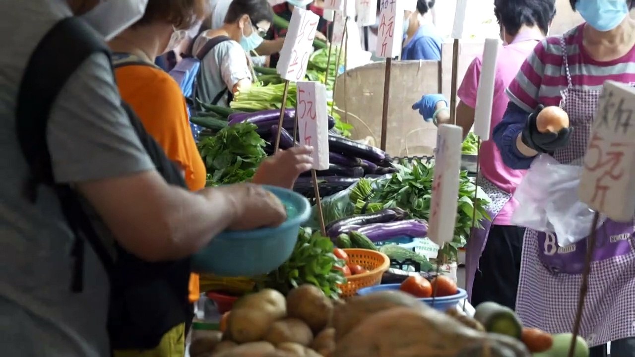Markt in hongkong nach corona-fällen desinfiziert