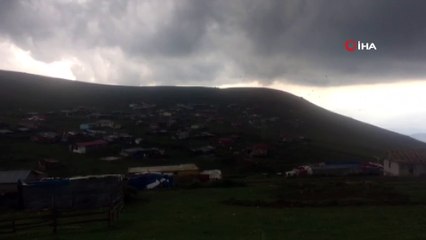 Yaylada çıkan şiddetli rüzgar çatıları uçurdu