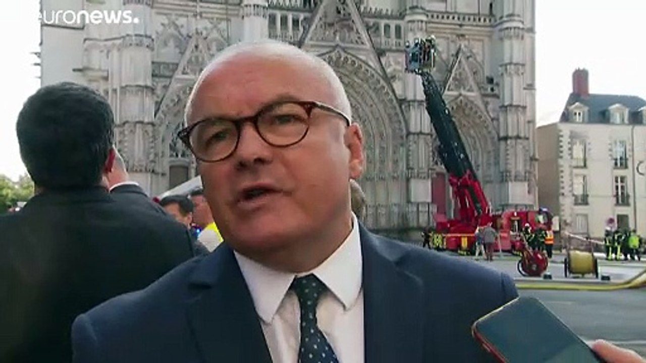 Forte suspeita de fogo posto na catedral de Nantes