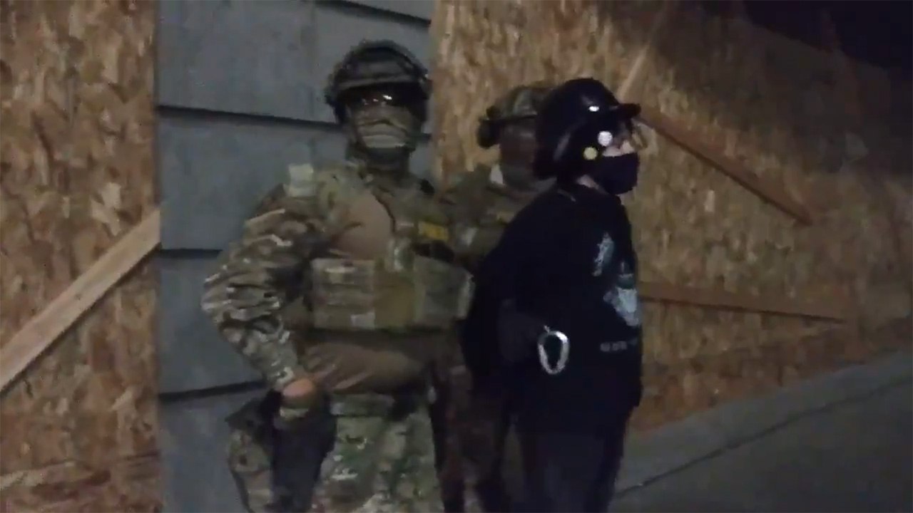 Une police secrète enlève les gens dans la rue aux Etats-Unis