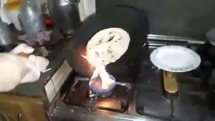 How to Enjoy the taste of mother's home made Khameeri Chapati yummy |Value Pakistan_