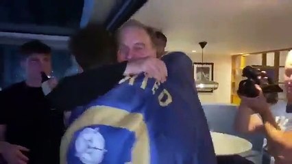 La celebración del plantel de Leeds junto a Marcelo Bielsa tras obtener el campeonato de ascenso, 18 de Julio 2020.