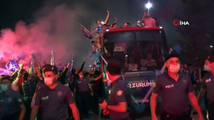 Süper Lig’e çıkan Erzurumspor'da futbolcuları, taraftarlar coşkuyla karşıladı