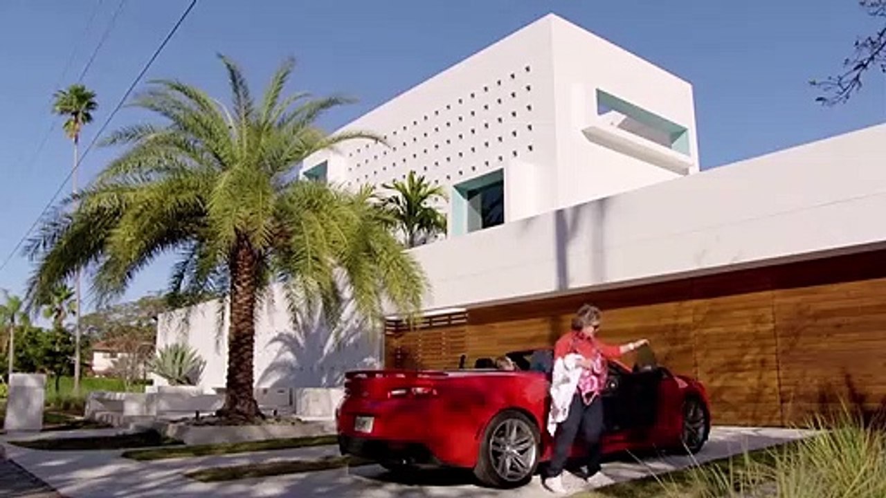 Caroline Quentin Is Truly Too Good For This World - The World's Most Extraordinary Homes - Netflix