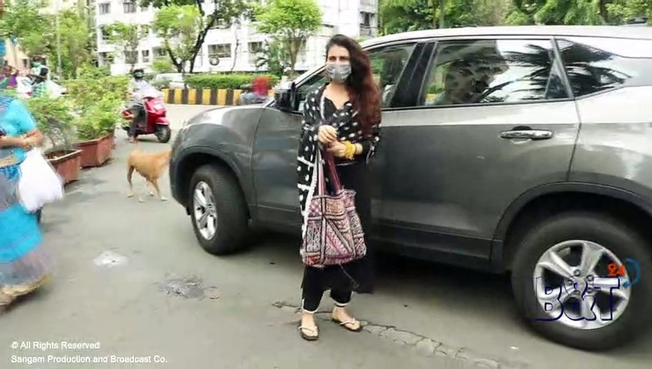 Fatima Sana Shaikh Funny Revert to Reporters at Road of Juhu in Mumbai
