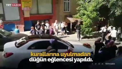 Sokak ortasında sosyal mesafesiz ve maskesiz düğün