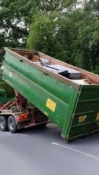 Un camion-benne passe sous un pont trop bas