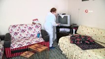 Görme engelli yaşlı kadının tek gözlü evde zorlu yaşam mücadelesi