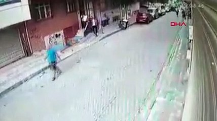 Oğlunun bıçaklı saldırıya uğradığını gören anne, balkondan saldırganlara ateş açtı!