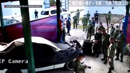 Скачать видео: NCRPO police destroy Taguig family's barricade