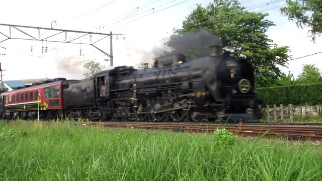 Japan steam locomotive C61-20 with SL train Monogatari Go on the Banetsu-West line reaching Shiokawa station / 日本の国鉄C61形蒸気機関車20は観光列車「SLばんえつ物語」と一緒に