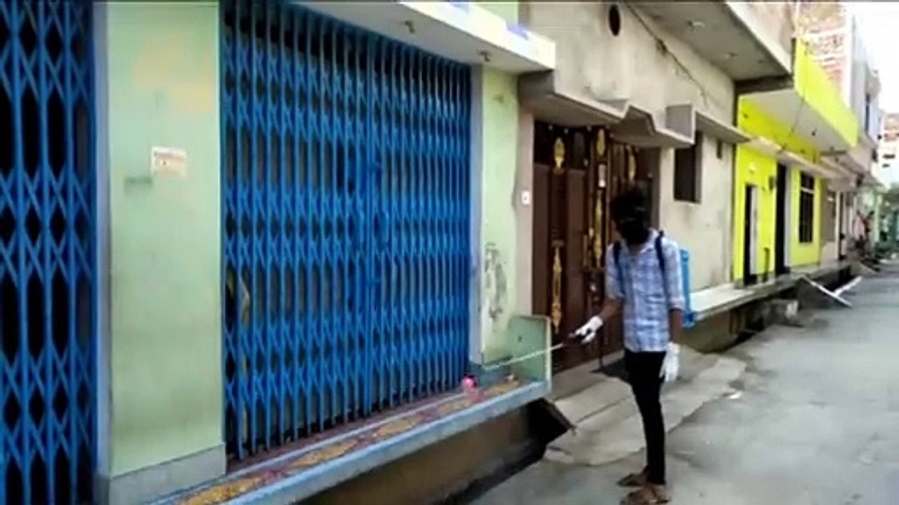 कोविड-19 क्षेत्र में प्रशासन द्वारा किया जा रहा है सैनिटाइजर का छिड़काव