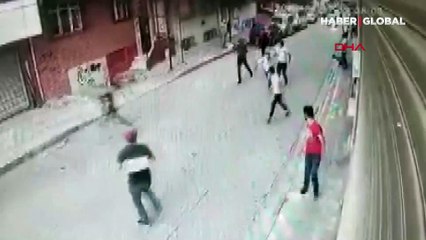 Oğlunun saldırıya uğradığını gören anne, balkondan saldırganlara ateş açtı! Saldırganlar böyle kaçtı