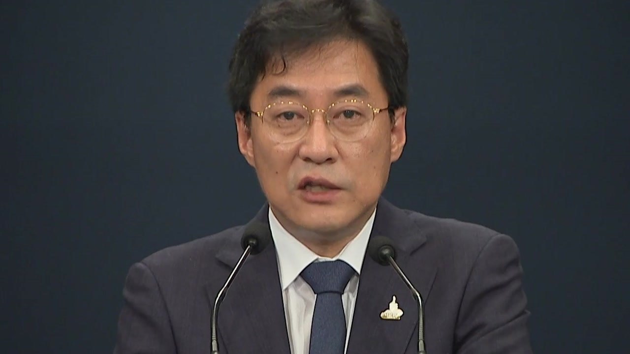 강민석 靑 대변인 사의 표명 "말실수 책임"...곧바로 반려 / YTN