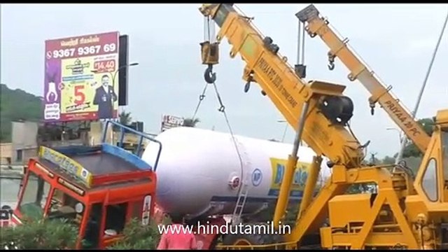 தஞ்சாவூரில் கேஸ் இறக்கி விட்டு சென்னை திரும்பிய டேங்கர் லாரி வண்டலூர் அருகே வரும்பொழுது லாரி டிரைவர் கட்டுப்பாட்டை மீறி சாலையோர பள்ளத்தில் கவிழ்ந்தது. இதனால் அங்கு பரபரப்பு ஏற்பட்டது. கிரேன்கள் மூலம் லாரியை மீட்கும் பணிகள் தற்போது நடைபெற்று வருகிறது.