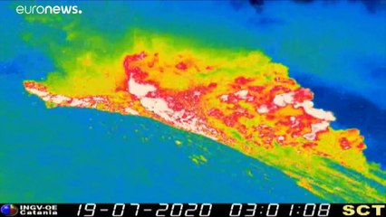 شاهد: ثوران بركان سترومبولي في إيطاليا