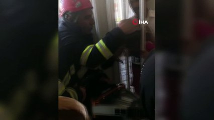 Kafası demir korkuluğa sıkışan çocuk kurtarıldı