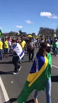 Patriotas com Bolsonaro participam de manifestação em apoio ao presidente em Brasília