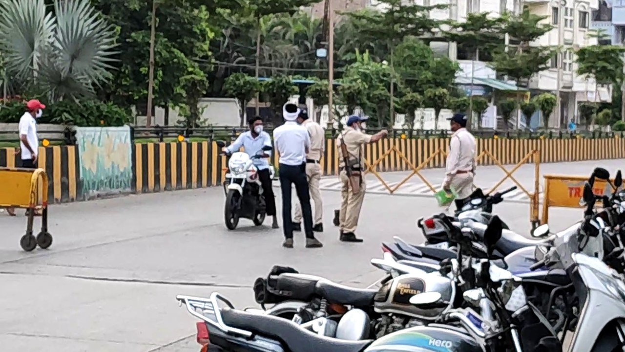 सिविल ड्रैस में तैनात पुलिस ने शहर में सख्ती से...