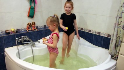 Isabella  Sophia Brincando no Banho