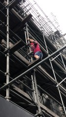 Lenny, Spiderman amaytois, gravit la Collégiale de Huy à mains nues