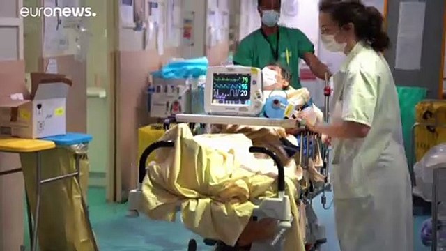 Во Франции ношение маски становится обязательным