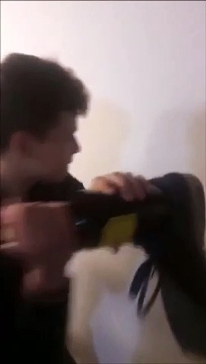 Méthode efficace pour ouvrir une bouteille de vin... Enfin presque