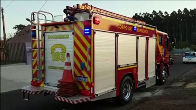 Fogo em sofá ameaça casa e bombeiros são chamados