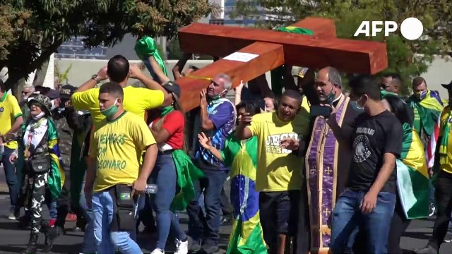 Simpatizantes manifestam apoio a Bolsonaro em Brasília
