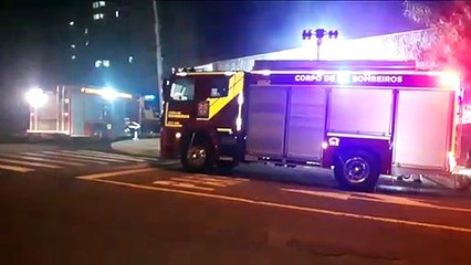 Download Video: Moradores de rua colocam fogo em carrinho de recicláveis em barracão abandonado