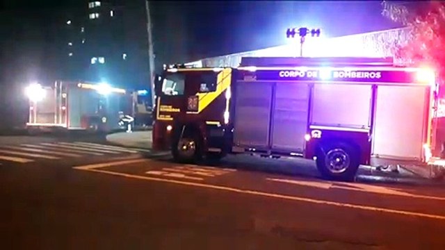 Moradores de rua colocam fogo em carrinho de recicláveis em barracão abandonado