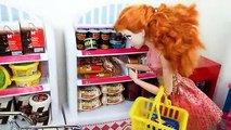 Grocery shopping! Frozen Elsa & Anna at Supermarket السا وانا سوبر ماركت Boneca Elsa Supermercado