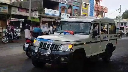 मक्सी पुलिस ने लोगों नो नियमों से कराया अवगत