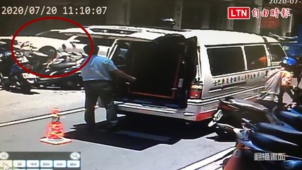賓士車暴衝撞26輛機車、1輛汽車 無辜騎士遭殃腳骨折