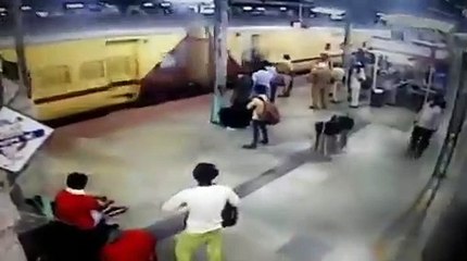 प्लेटफॉर्म और ट्रेन के बीच फंसकर घिसटने लगा युवक, हेड कॉन्स्टेबल ने दौड़ लगाकर बचाई जान