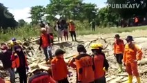 Tim SAR gabungan mengangkat kantong jenazah korban banjir bandang di Desa Radda, Kabupaten Luwu Utara, Sulawesi Selatan.