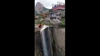 தனியார் நிறுவனங்கள் கொள்முதல் செய்யாததால் கல் குவாரியில் பாலை கொட்டிய வியாபாரி - வீடியோ