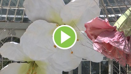 El Palacio de Cristal decorado con las flores gigantes de Petrit Halilaj