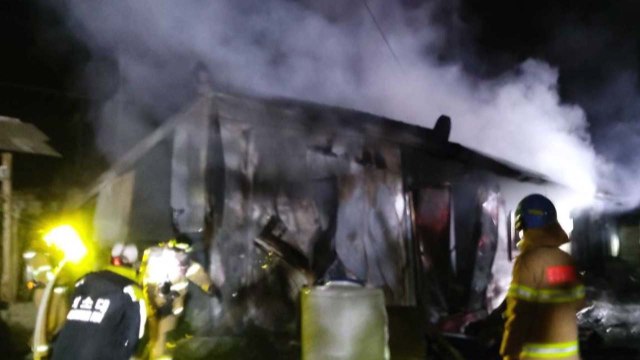 강원 원주 단독 주택 화재...인명 피해는 없어 / YTN