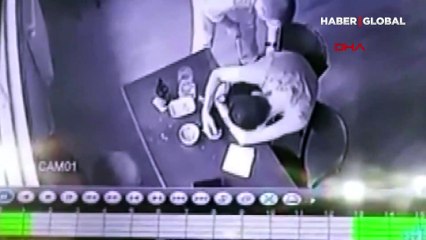 İçki masasında sızan arkadaşının cüzdanını böyle boşalttı