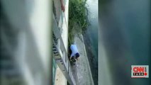 Sulama kanalına düşen köpeği itfaiye kurtardı | Video